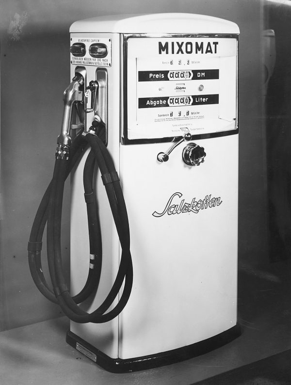 214/99 Konvolut von ca. 60 s/w- und Farbfotografien – Bild 3