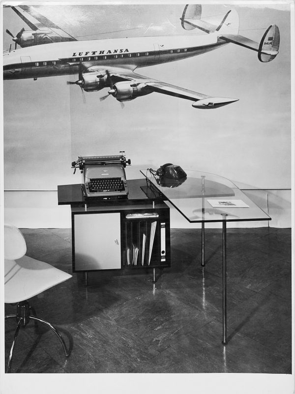 214/101 Konvolut von 49 s/w- und Farbfotografien – Bild 3