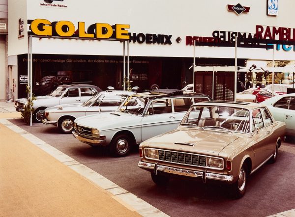 214/91 Konvolut von ca. 134 s/w- und Farbfotografien – Bild 4