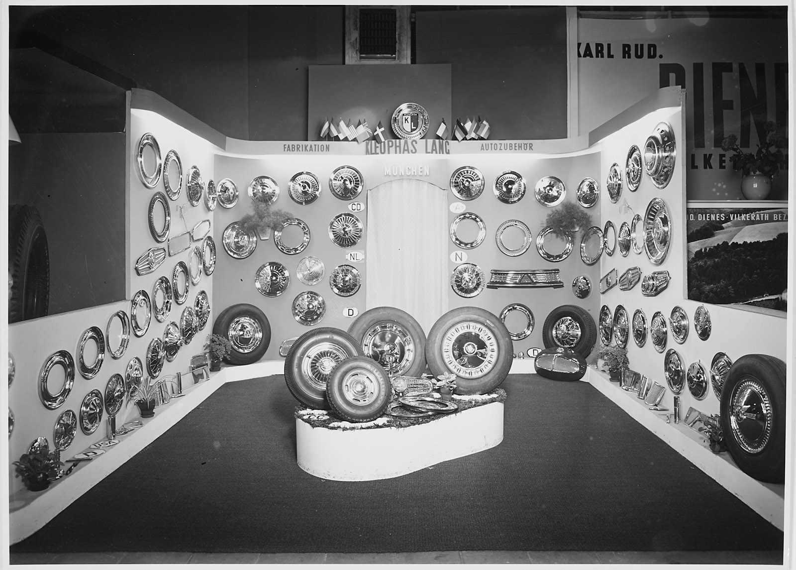 214/91 Konvolut von ca. 134 s/w- und Farbfotografien – Bild 8