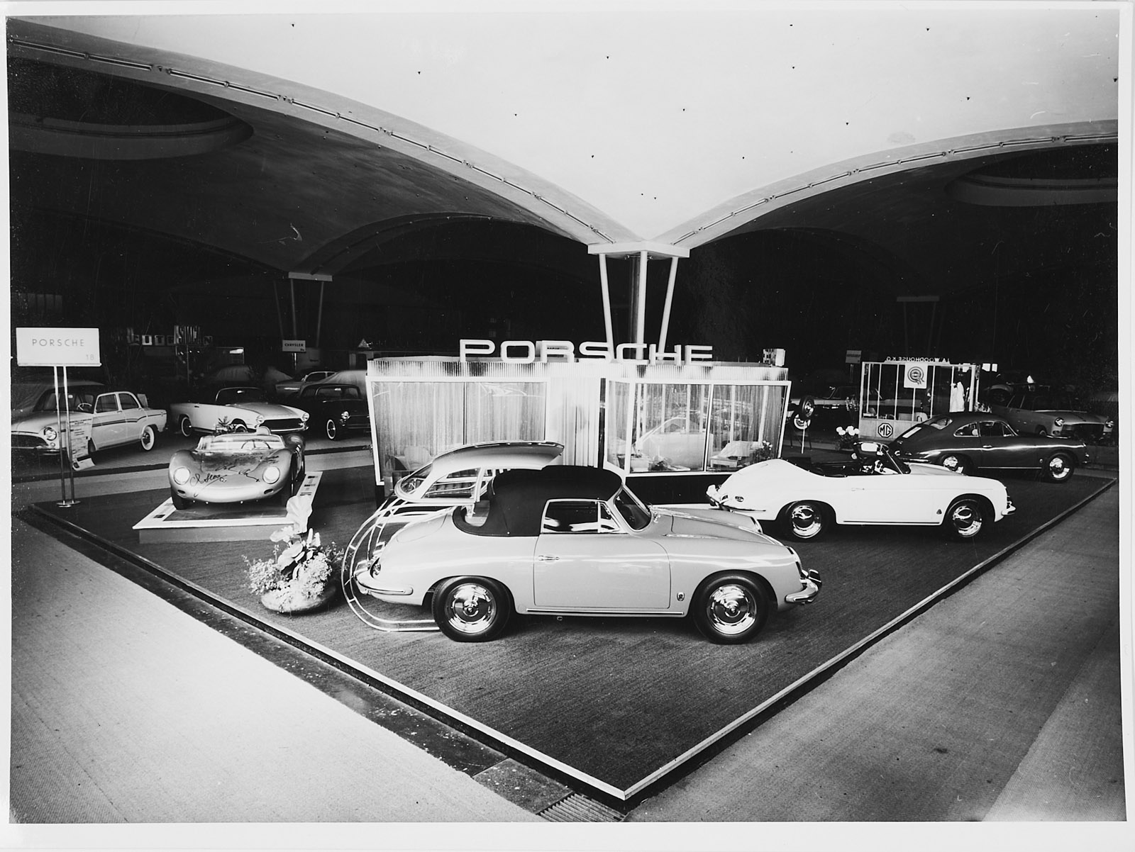 214/90 Konvolut von ca. 115 s/w- und Farbfotografien – Bild 8