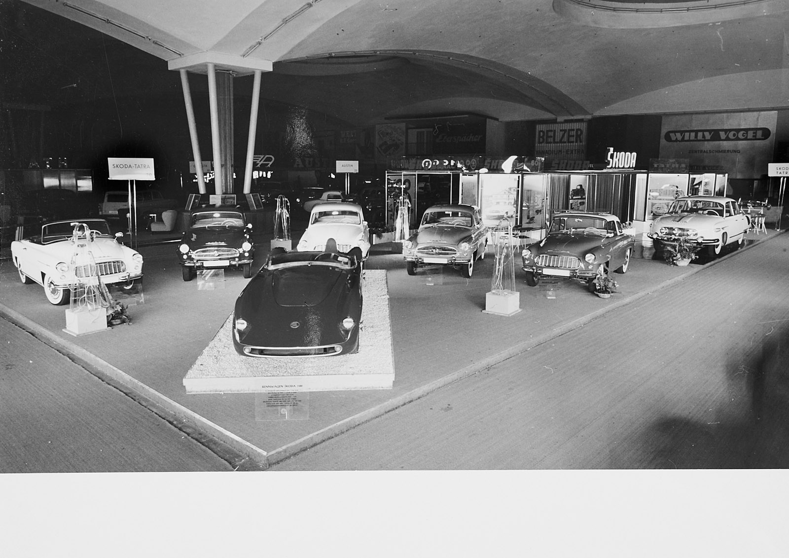 214/90 Konvolut von ca. 115 s/w- und Farbfotografien – Bild 4