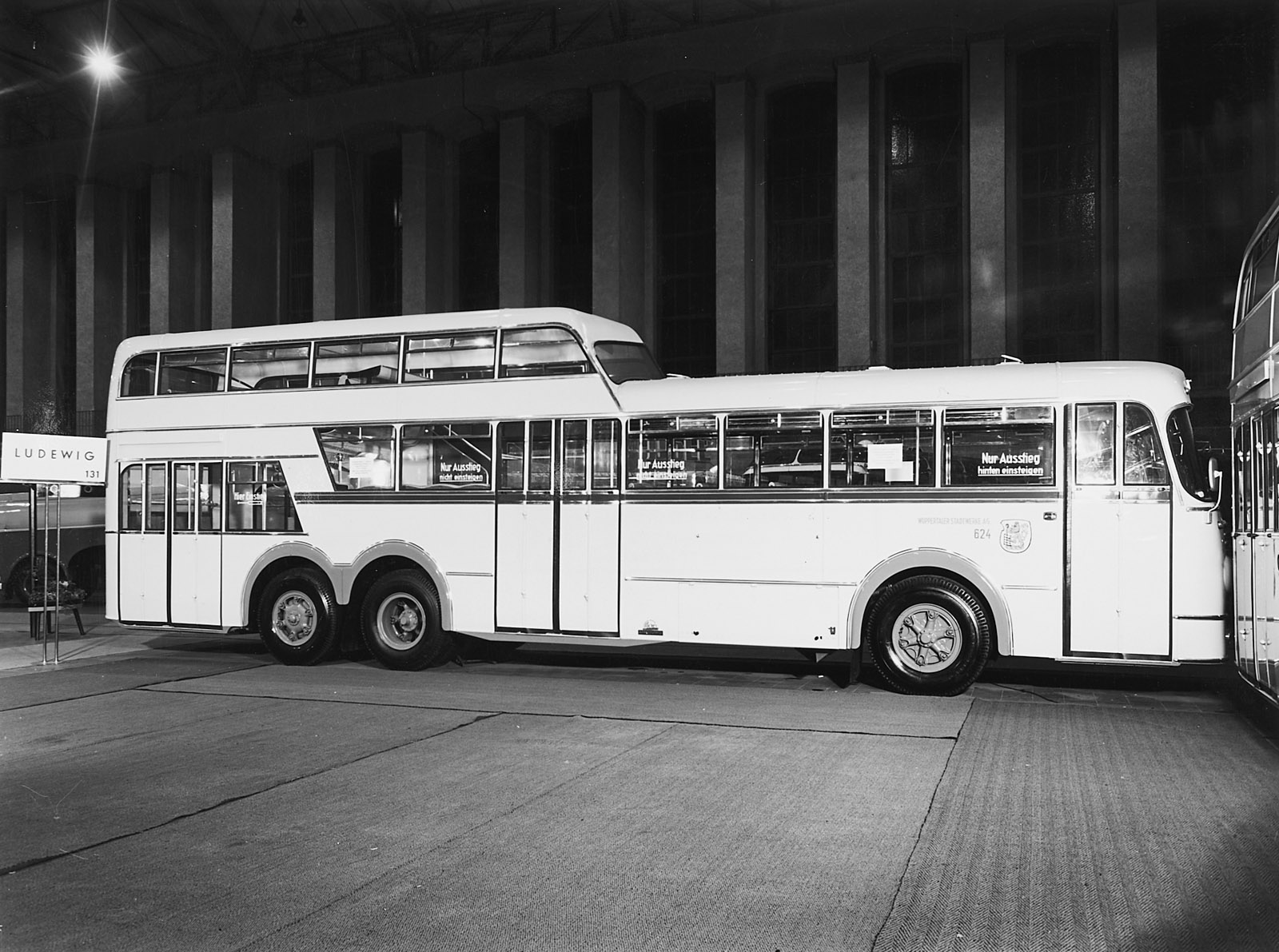 214/95 Konvolut von ca. 84 s/w- und Farbfotografien – Bild 8