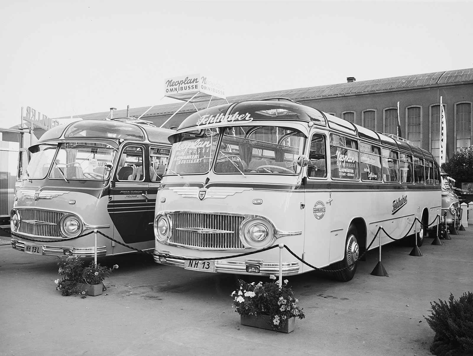 214/95 Konvolut von ca. 84 s/w- und Farbfotografien – Bild 9