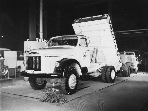 214/95 Konvolut von ca. 84 s/w- und Farbfotografien – Bild 7