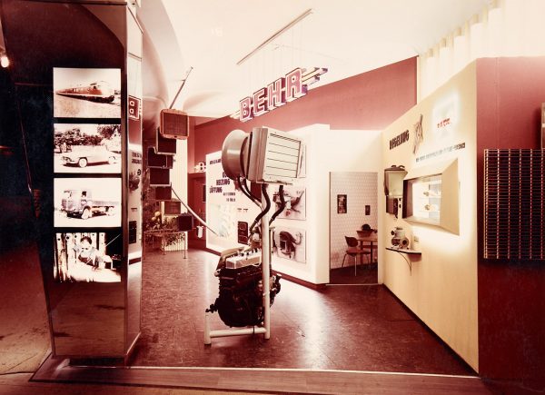 214/95 Konvolut von ca. 84 s/w- und Farbfotografien – Bild 5