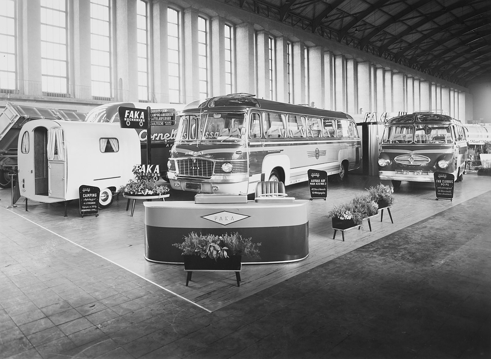 214/95 Konvolut von ca. 84 s/w- und Farbfotografien – Bild 2