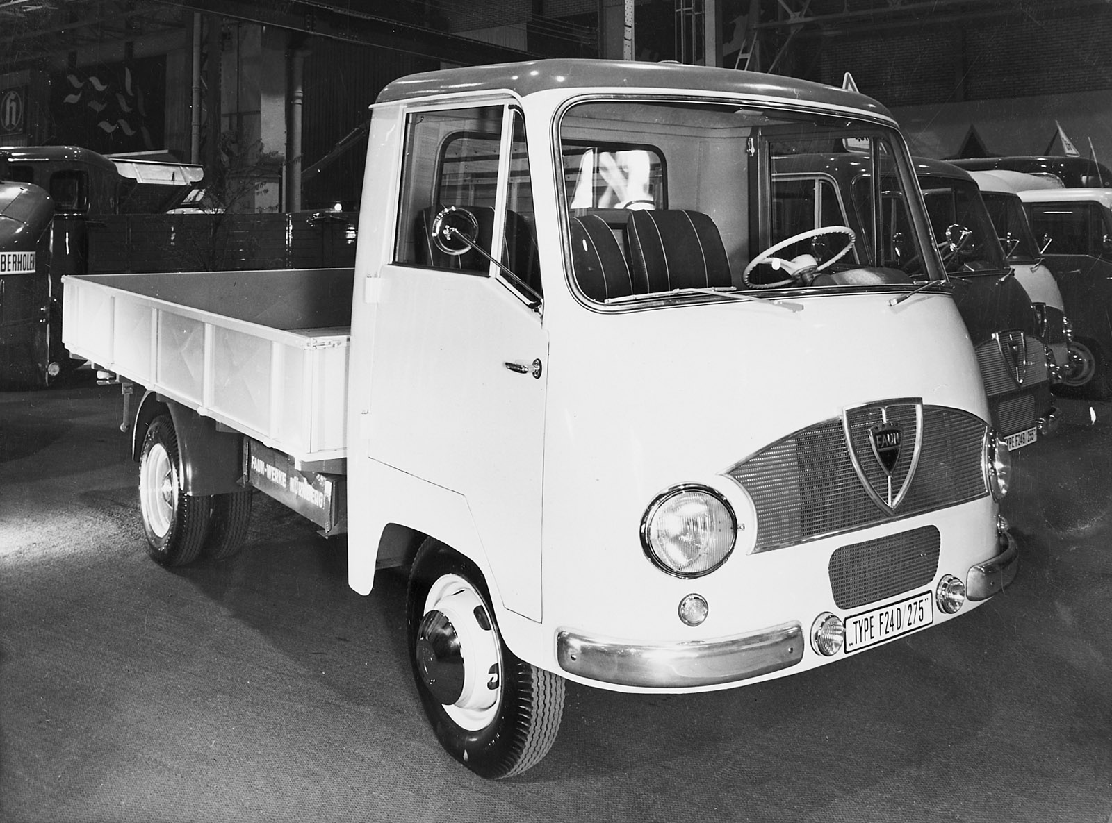 214/96 Konvolut von ca. 60 s/w- und Farbfotografien – Bild 7