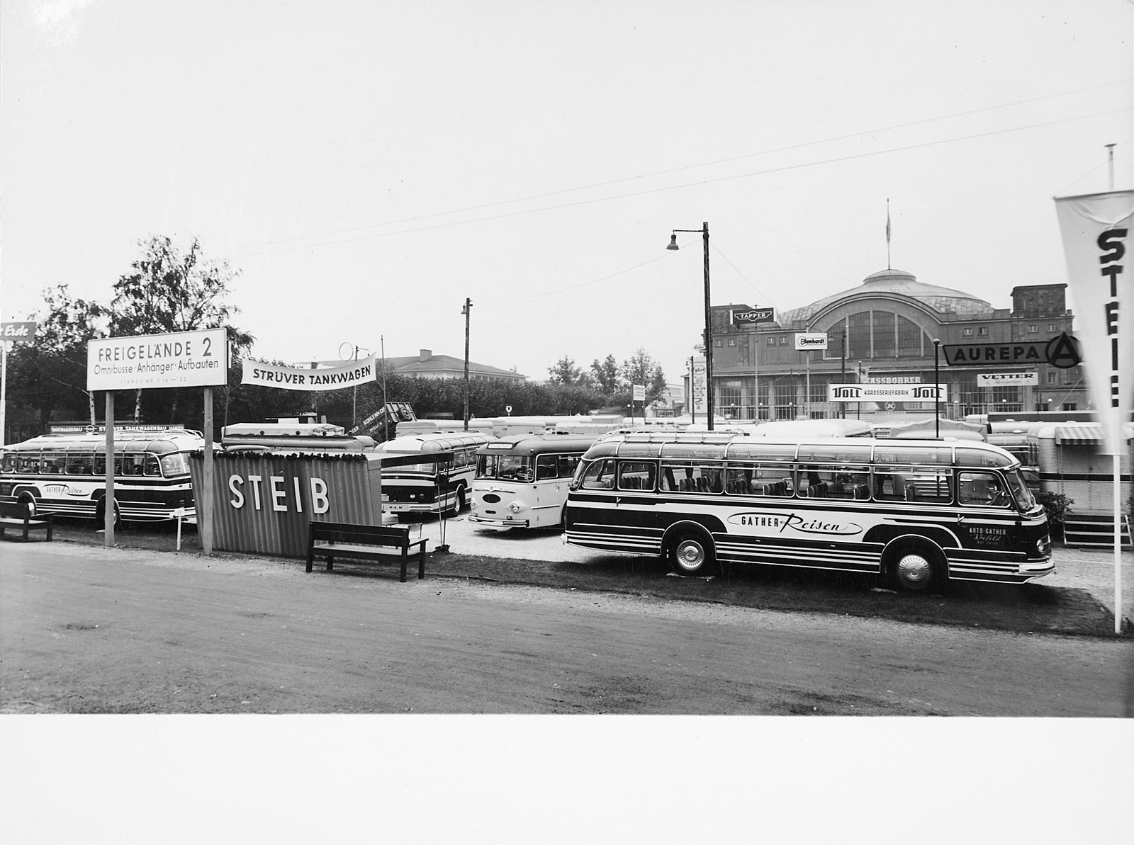 214/96 Konvolut von ca. 60 s/w- und Farbfotografien – Bild 6