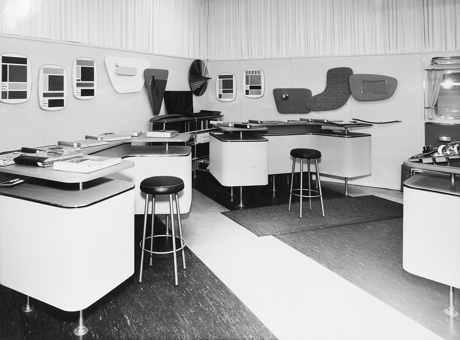 214/96 Konvolut von ca. 60 s/w- und Farbfotografien – Bild 4