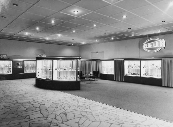 214/96 Konvolut von ca. 60 s/w- und Farbfotografien – Bild 2