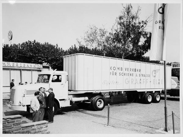 214/97 Konvolut von ca. 82 s/w- und Farbfotografien – Bild 10