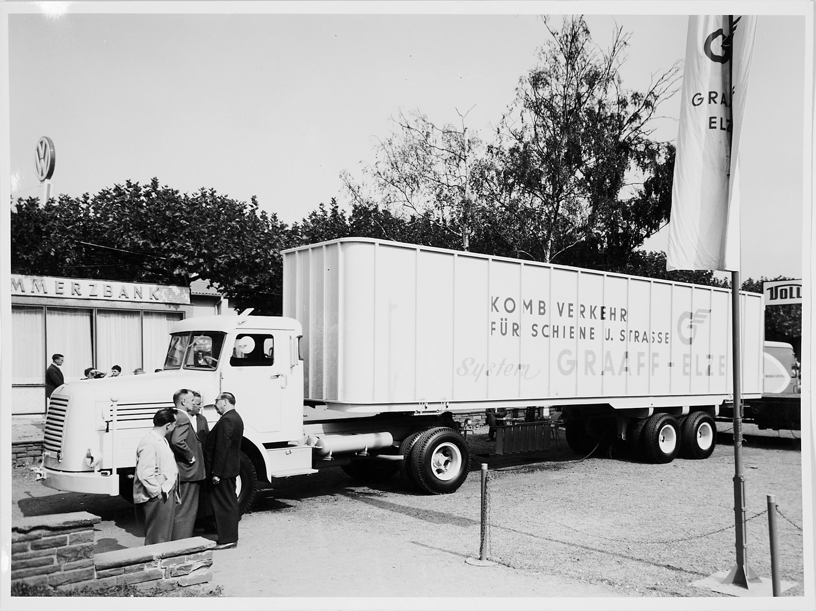 214/97 Konvolut von ca. 82 s/w- und Farbfotografien – Bild 10