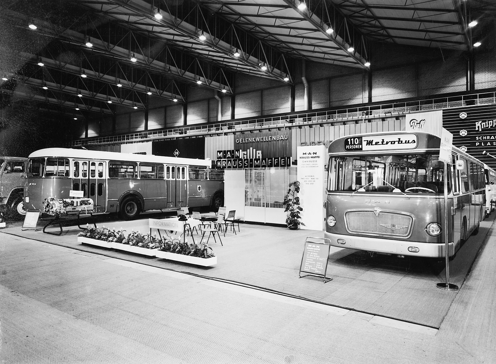 214/97 Konvolut von ca. 82 s/w- und Farbfotografien – Bild 7