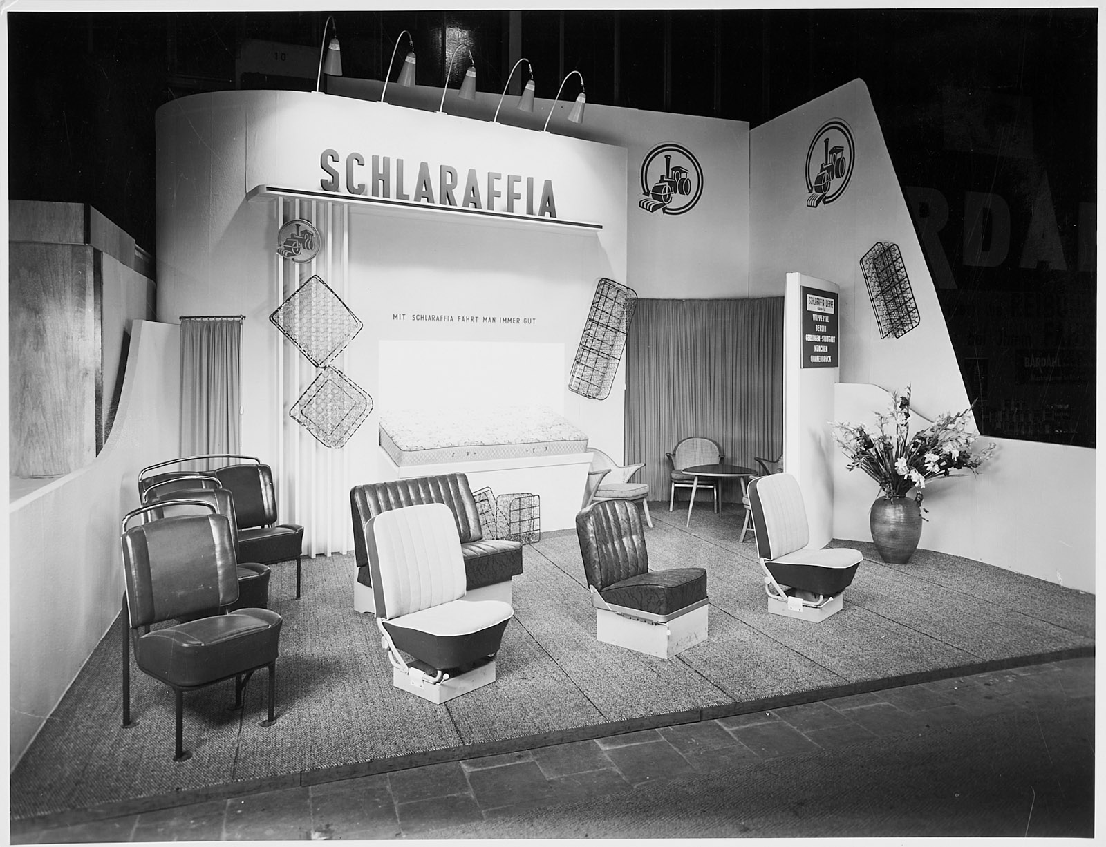 214/97 Konvolut von ca. 82 s/w- und Farbfotografien – Bild 4