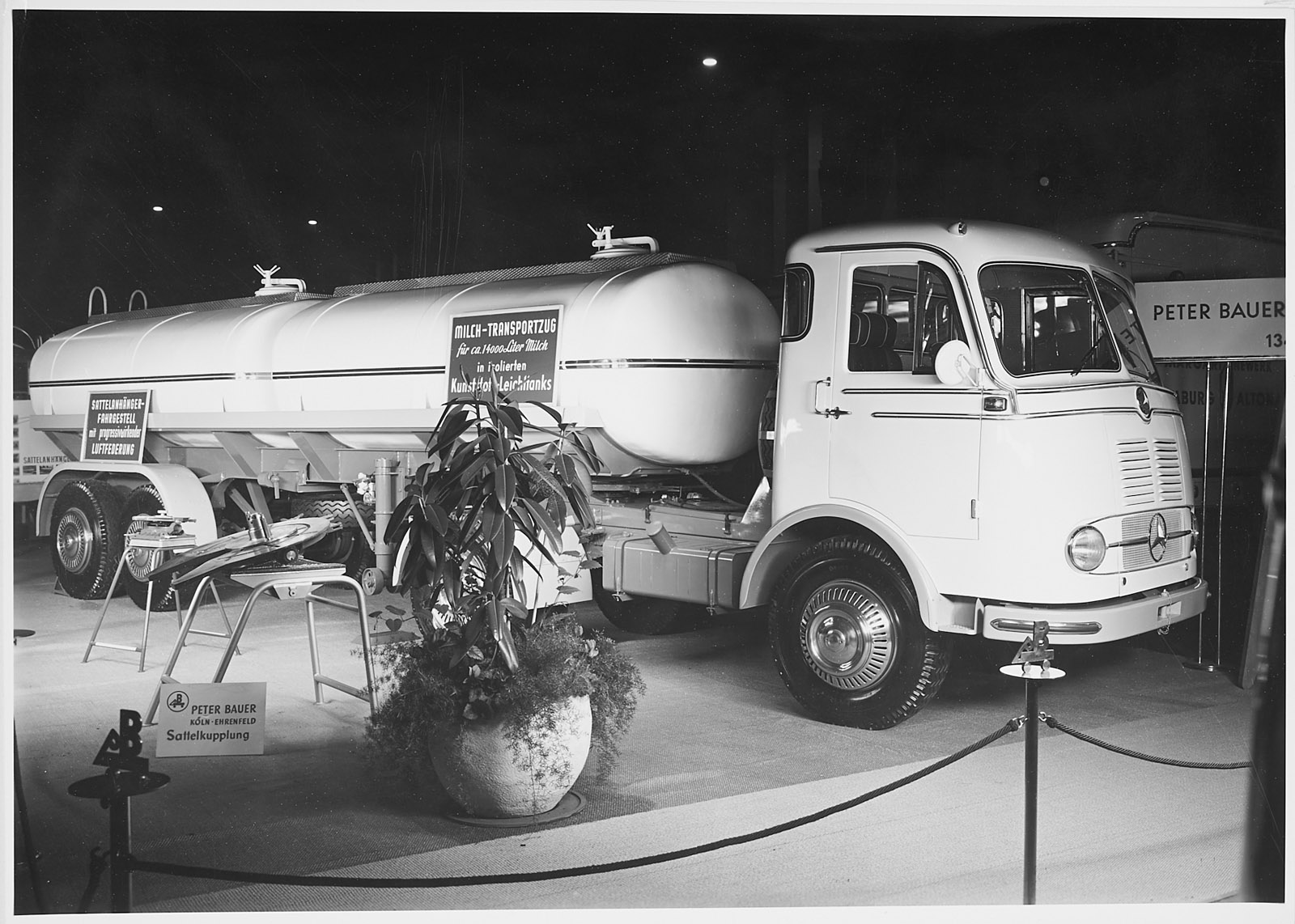 214/97 Konvolut von ca. 82 s/w- und Farbfotografien – Bild 2