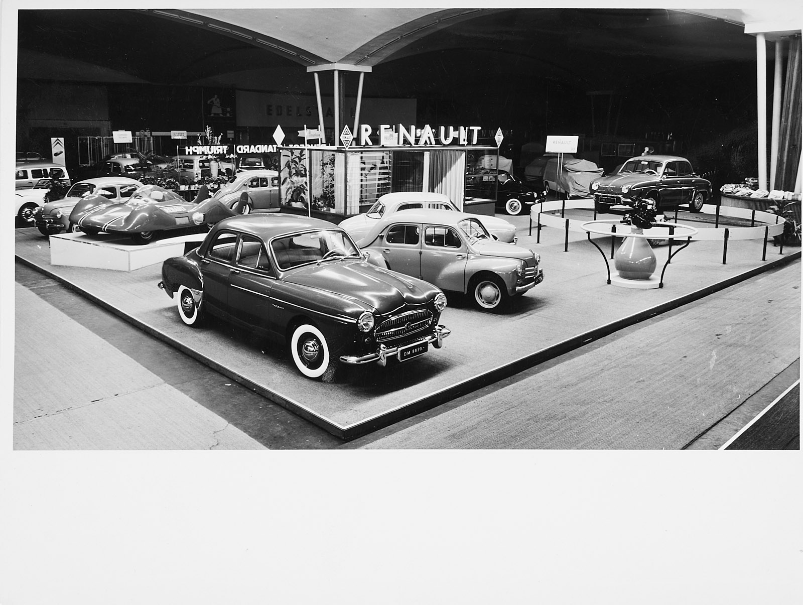 214/98 Konvolut von ca. 101 s/w- und Farbfotografien – Bild 11