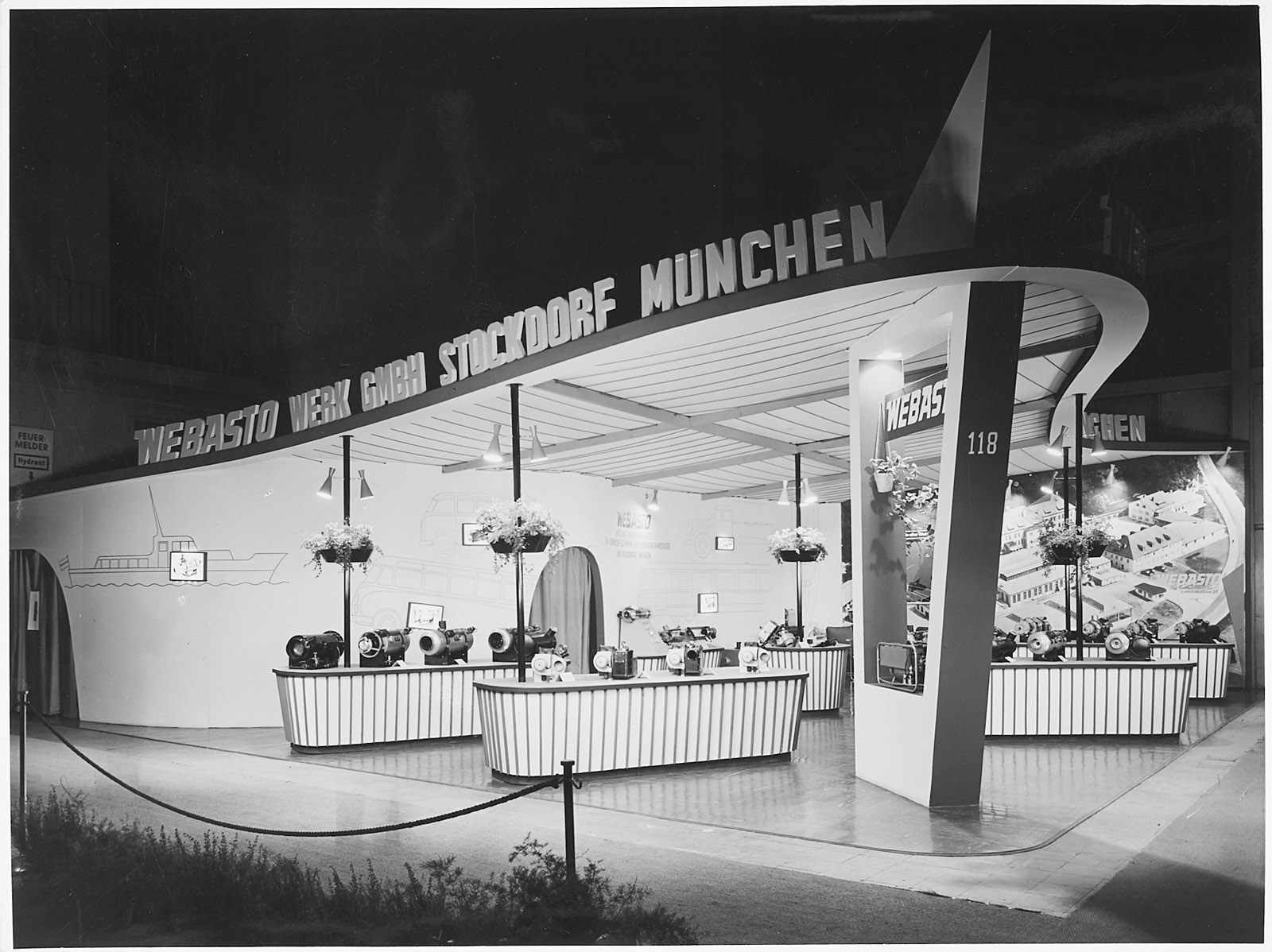 214/98 Konvolut von ca. 101 s/w- und Farbfotografien – Bild 3