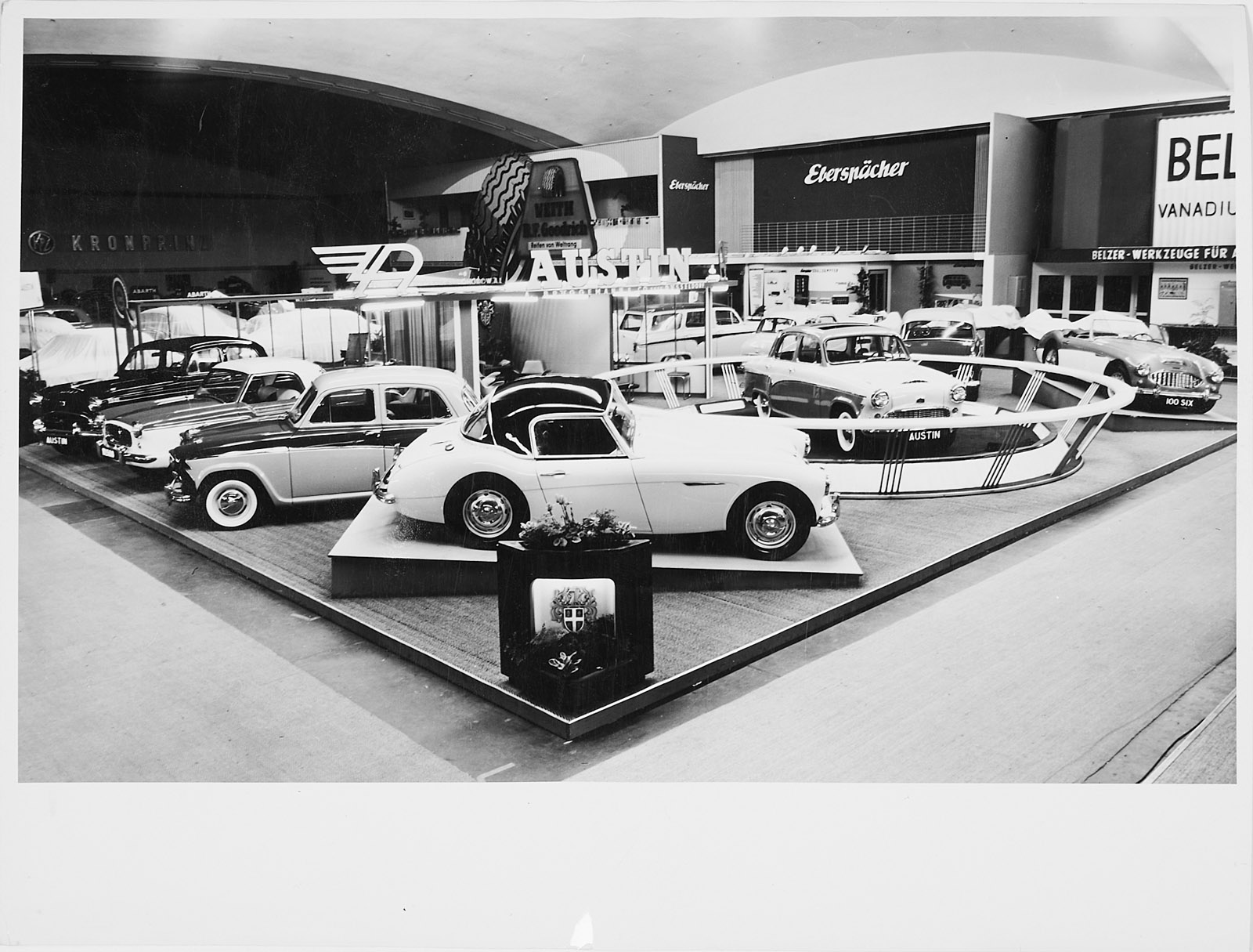 214/98 Konvolut von ca. 101 s/w- und Farbfotografien – Bild 2
