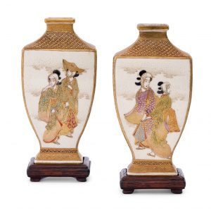 214/918 Paar kl. Satsuma-Vasen "Spaziergang", Meji, Japan um 1890.