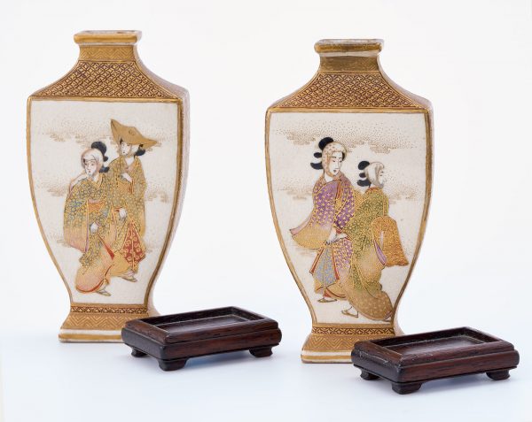 214/918 Paar kl. Satsuma-Vasen "Spaziergang", Meji, Japan um 1890. – Bild 4