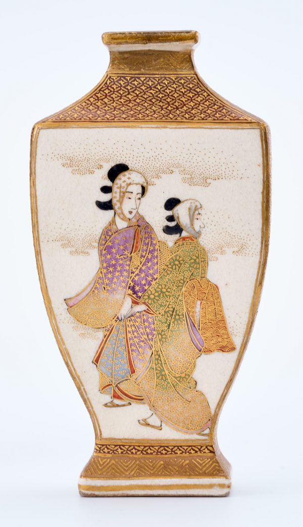 214/918 Paar kl. Satsuma-Vasen "Spaziergang", Meji, Japan um 1890. – Bild 5