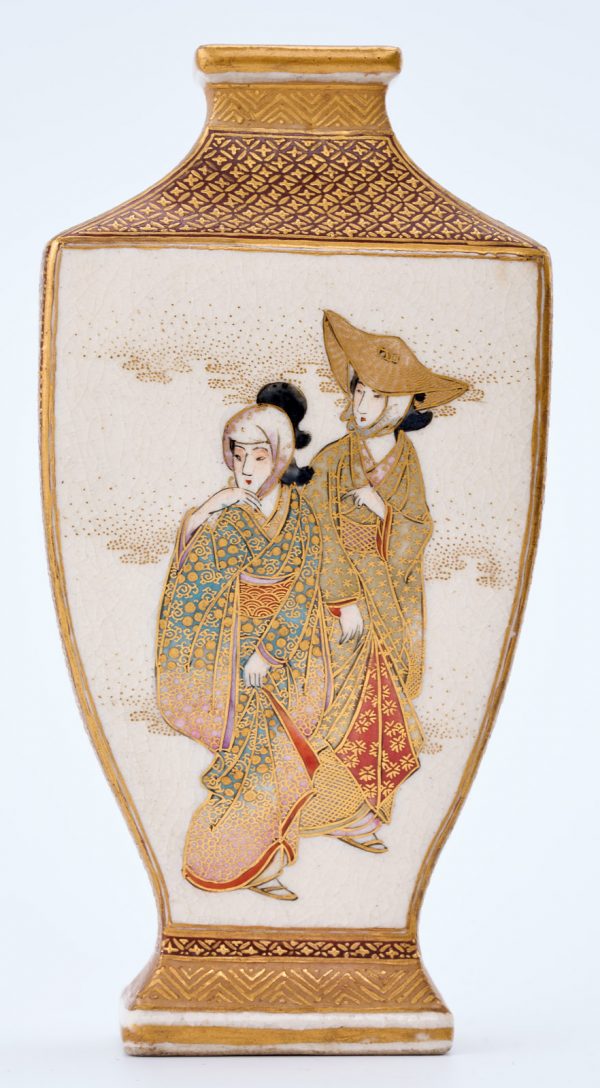 214/918 Paar kl. Satsuma-Vasen "Spaziergang", Meji, Japan um 1890. – Bild 6