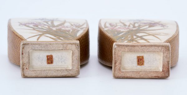 214/918 Paar kl. Satsuma-Vasen "Spaziergang", Meji, Japan um 1890. – Bild 9