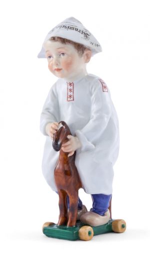 215/482: Hentschelkind Junge auf Spielzeugpferd, Meissen um 1910