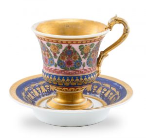 215/528: Tasse mit UT, wohl Frankreich um 1820
