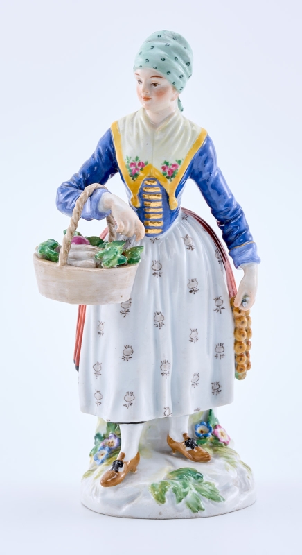 215/476: "Dänische Bauersfrau mit Gemüsekorb", Meissen um 1890