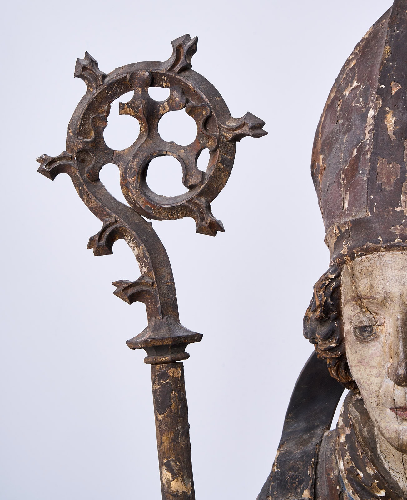 215/330 Heiligenfigur "Bischof", spätgotisch, wohl süddeutsch 17. Jh. – Bild 4