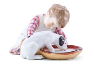 215/484: Hentschelkind Mädchen mit trinkendem Hund, Jugendstil, Meissen um 1910