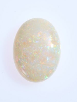 215/707: Gr. ovaler ungefasster Opal.