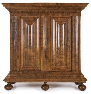 219/467 Frankfurter Wellenschrank um 1750