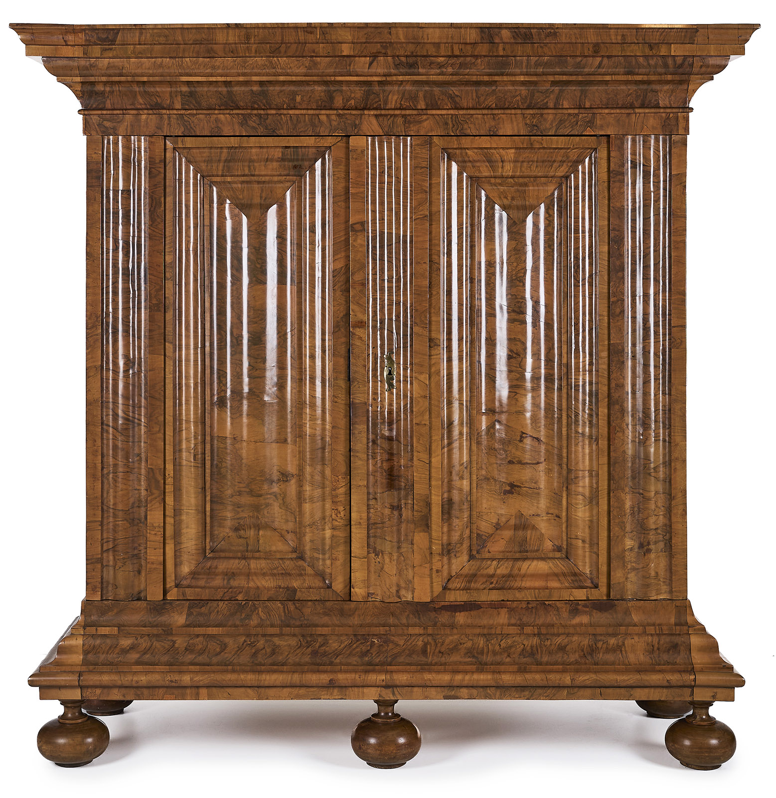 219/467 Frankfurter Wellenschrank um 1750