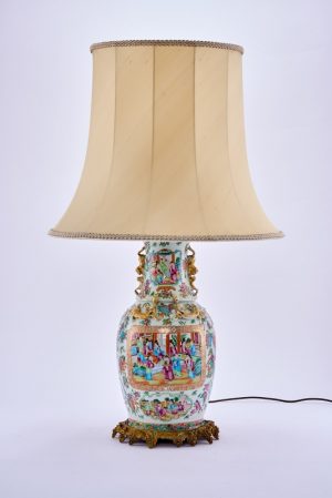 215/879: Gr. Tischlampe, 20. Jh. mit Vase (China wohl Anf. 20. Jh.)