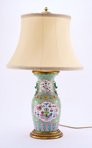 215/877: Gr. Tischlampe, 20. Jh. mit Vase (China wohl Anf. 20. Jh.)
