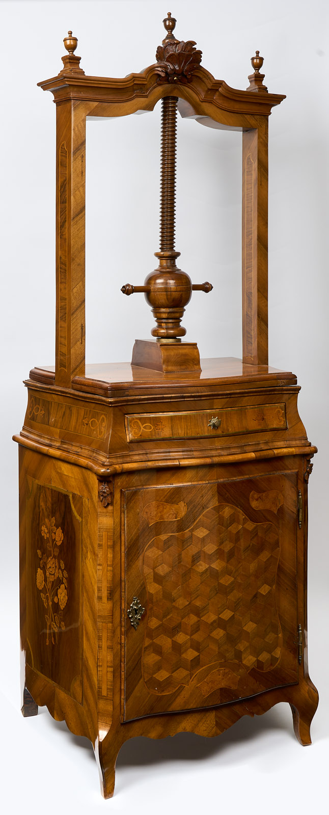 216/49 Rokoko-Wäschepresse, Bayreuth um 1760-70, wohl Gebrüder Spindler – Bild 3