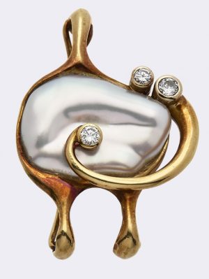 215/772: Gold-Clip m. Süßwasserperle u. Brillanten, Entw. Reiner Hoerkens, nach 1973