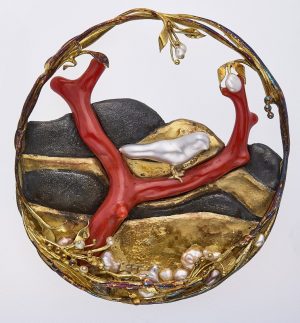 215/773: Gr. runde Brosche m. Süßwasserperlen u. Koralle, Entw. Reiner Hoerkens, nach 1973