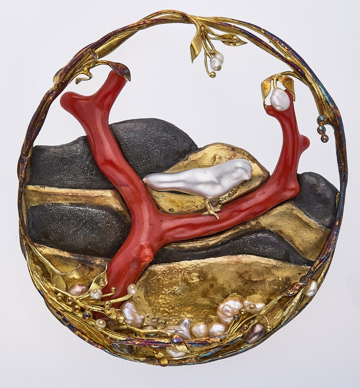 215/773: Gr. runde Brosche m. Süßwasserperlen u. Koralle, Entw. Reiner Hoerkens, nach 1973