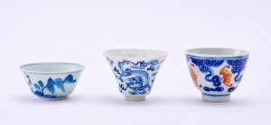 216/228 Kl. Konvolut von 3 versch. kl. Koppchen, China wohl um 1900.