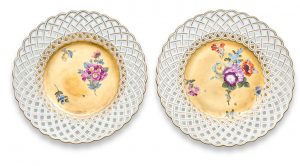 216/322 Paar Teller mit Blüten in Goldfond, Meissen Marcolini (1774-1813).