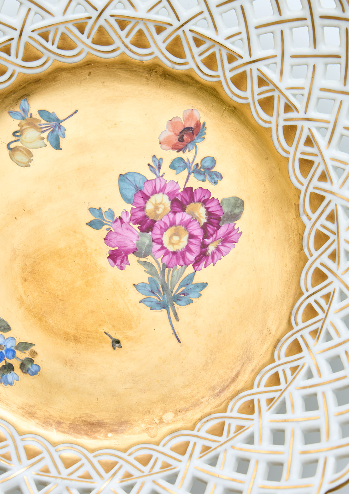 216/322 Paar Teller mit Blüten in Goldfond, Meissen Marcolini (1774-1813). – Bild 3