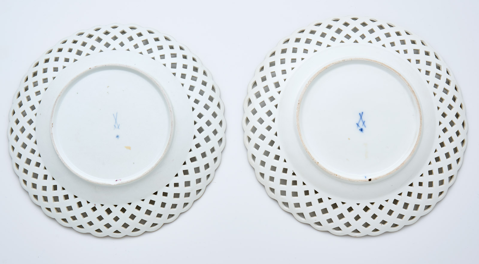 216/322 Paar Teller mit Blüten in Goldfond, Meissen Marcolini (1774-1813). – Bild 4