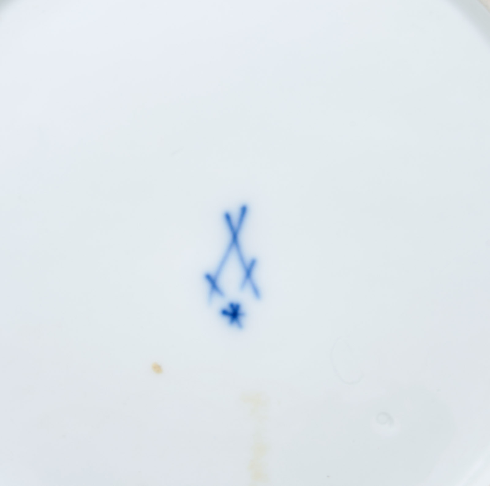 216/322 Paar Teller mit Blüten in Goldfond, Meissen Marcolini (1774-1813). – Bild 5