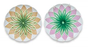 216/379 Paar kl. Teller mit Blütenrelief, Meissen 1. Hälfte 19. Jh.