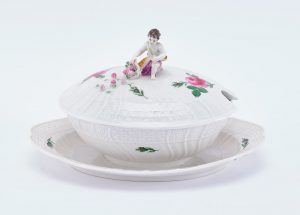 216/482 Kl. Terrine, Meissen um 1900.