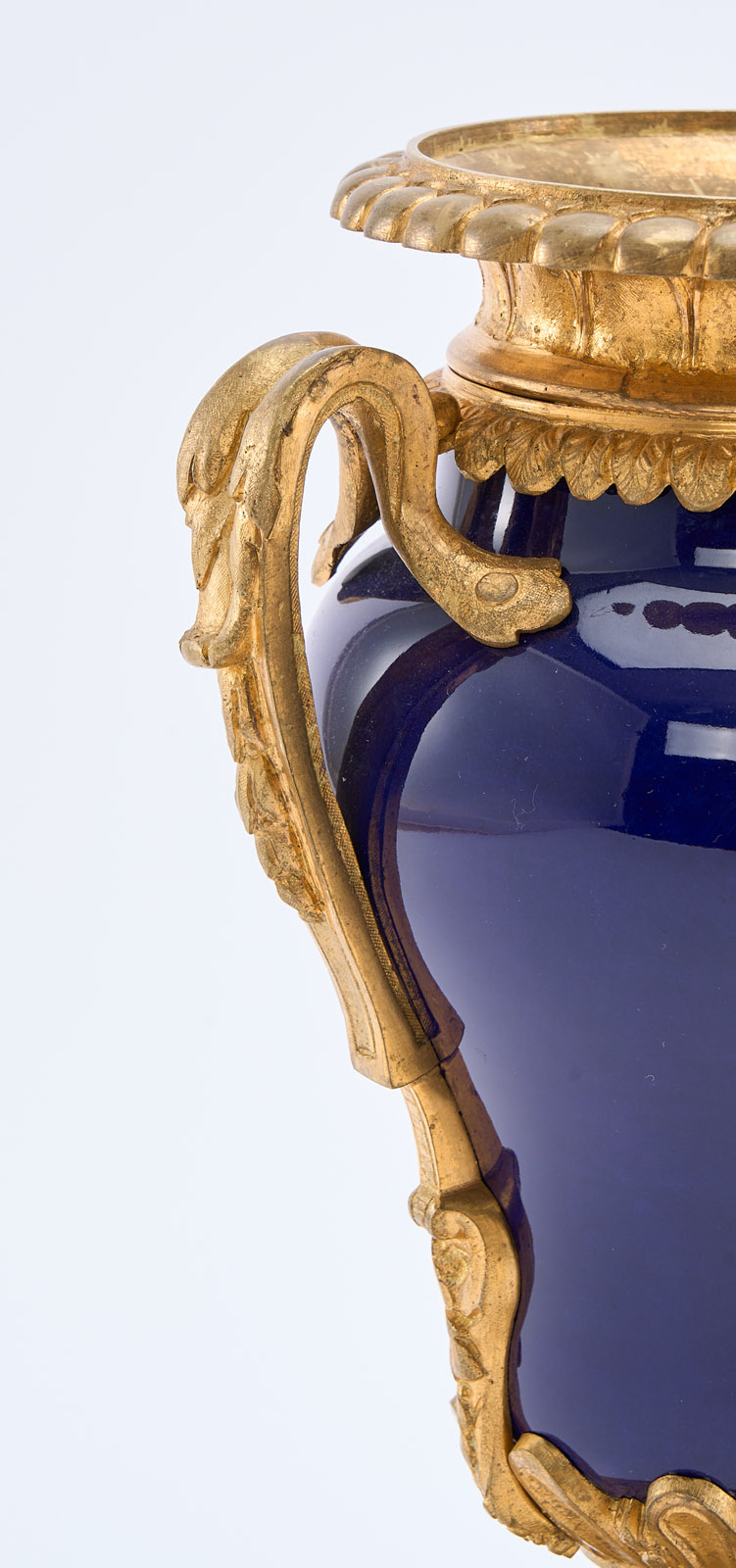 216/206 Vase in Bronzemontierung, wohl Frankreich 19. Jh. – Bild 4